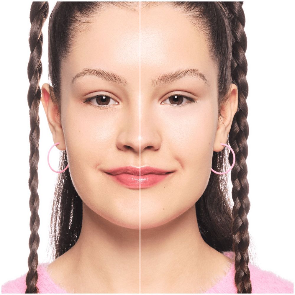 Visage d'une jeune femme, une moitié sans maquillage, l'autre avec. Boucles d'oreilles roses et tresses.