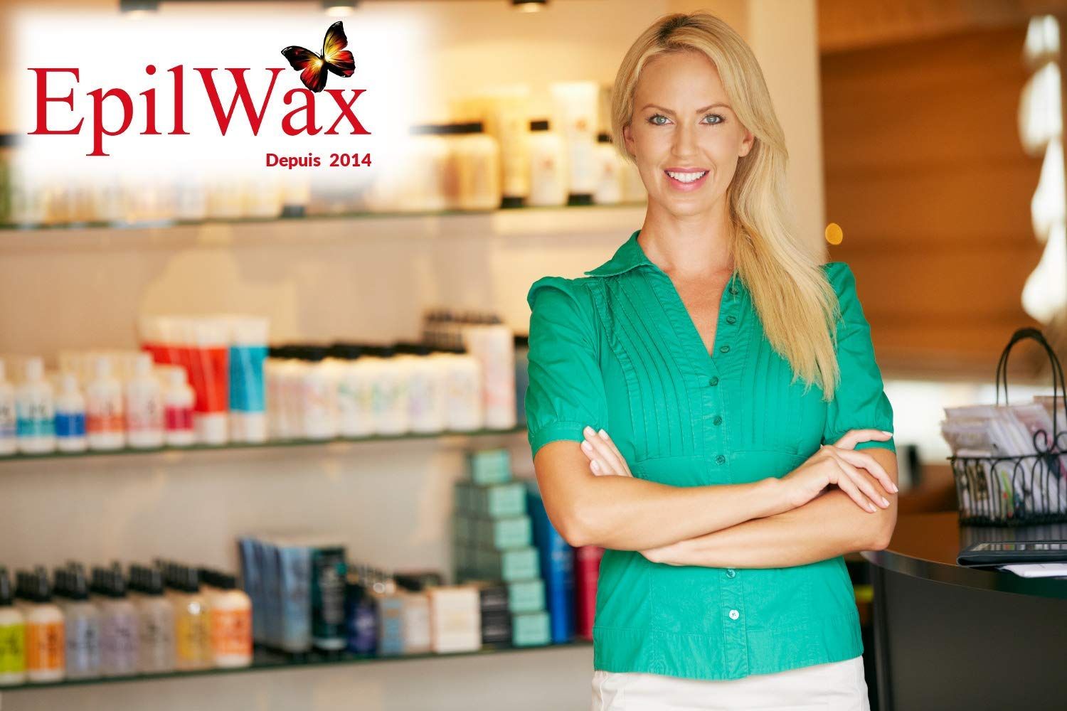 Vrouw met gekruiste armen staat voor schappen met cosmetica. Logo: EpilWax. Achtergrond: winkel.