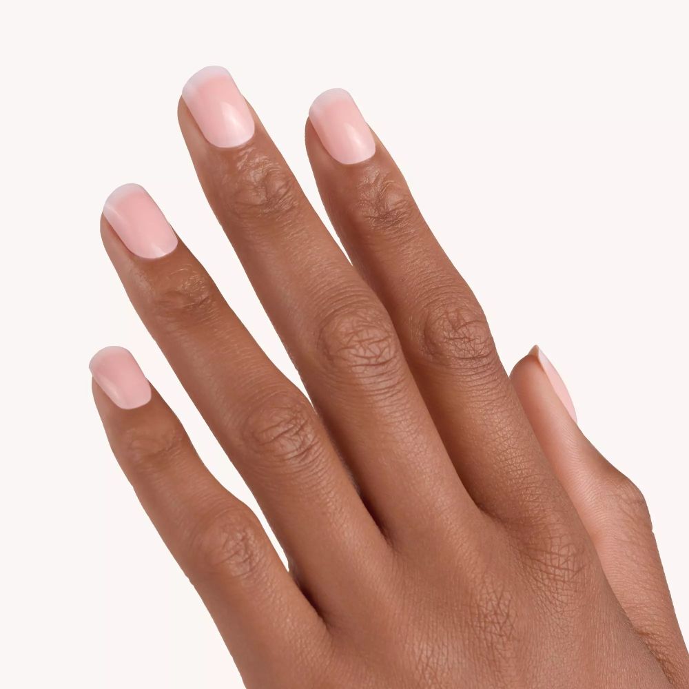 Hand met lichtroze gelakte nagels. Natuurlijke uitstraling.