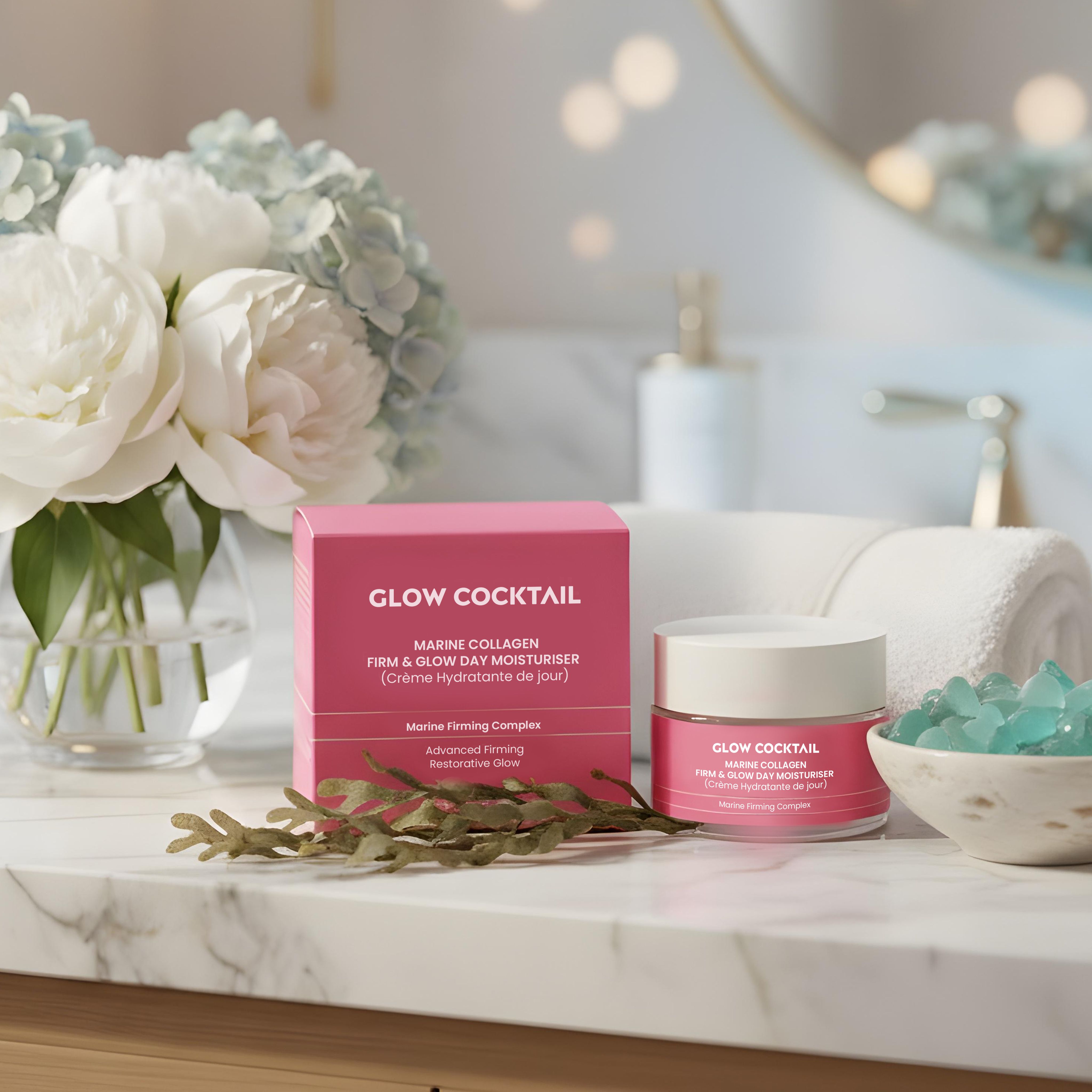 Roze productverpakking en crème pot op marmeren oppervlak. Opschrift: Glow Cocktail, Marine Collagen, Firm & Glow Day Moisturiser.