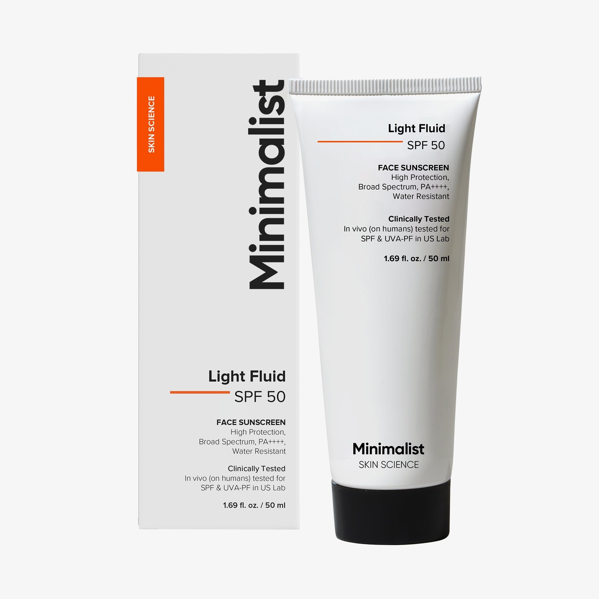 Witte tube en doos met productinformatie. Opschrift: Light Fluid SPF 50. Merk: Minimalist.