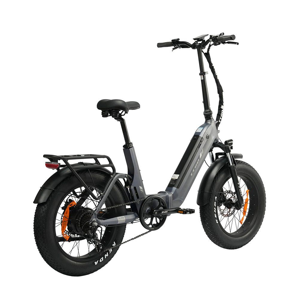 Vélo électrique pliable gris avec pneus noirs et accents orange. Il possède un porte-bagages et des freins à disque hydrauliques.
