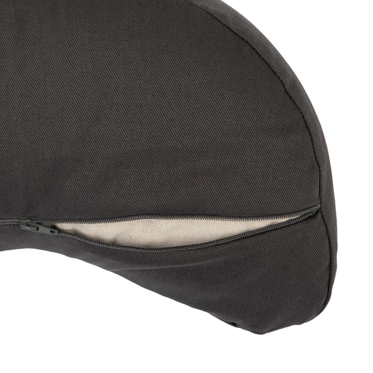 Vue rapprochée d'un coussin de méditation avec fermeture éclair ouverte et doublure intérieure claire.