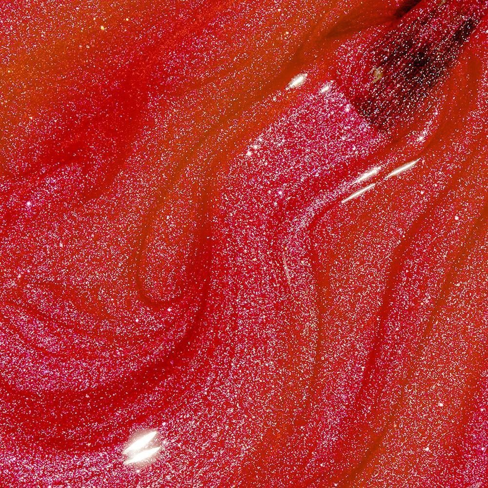 Rode nagellak met glitter. Penseelstreken zichtbaar.