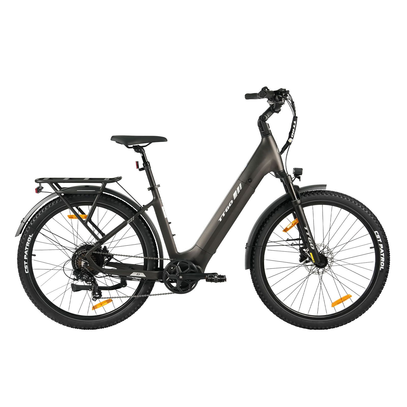 Donkergrijze elektrische fiets met spatborden, bagagedrager en hydraulische schijfremmen. Banden met CST PATROL-opschrift.