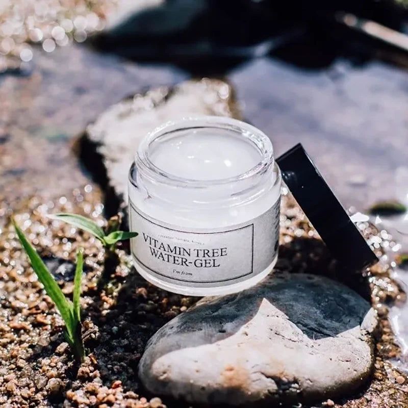 Potje gel op steen. Etiket met productnaam. Zwarte deksel ernaast.