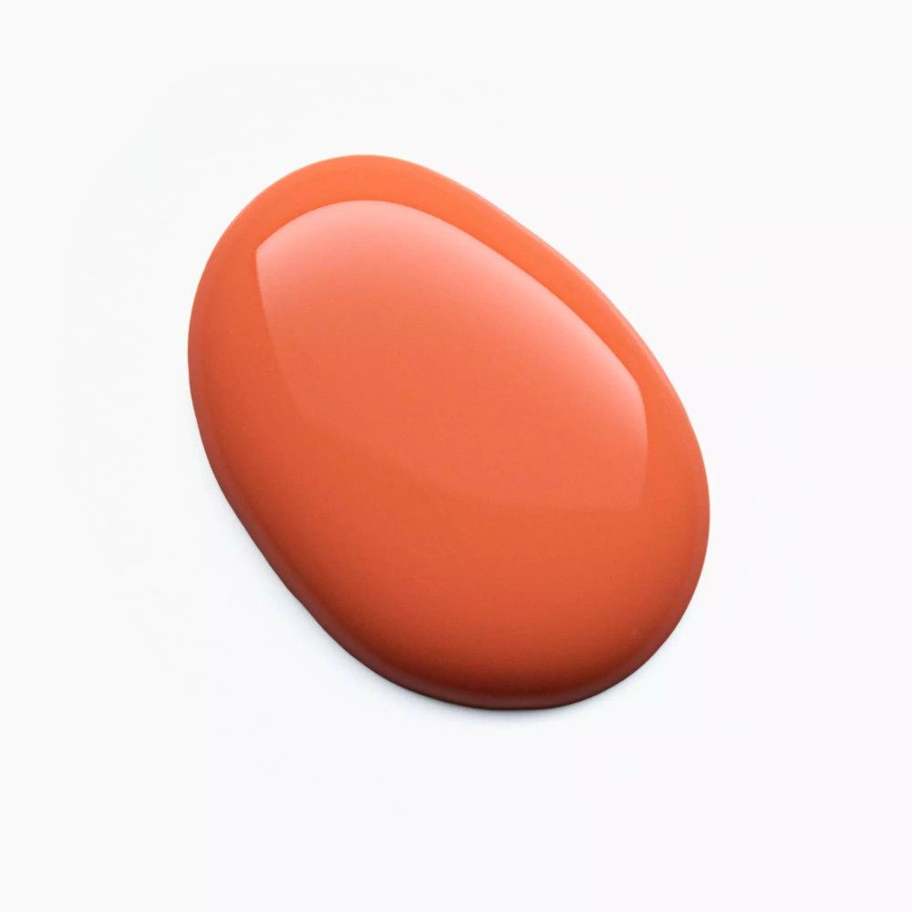 Tache de vernis à ongles orange sur fond blanc. Surface brillante.