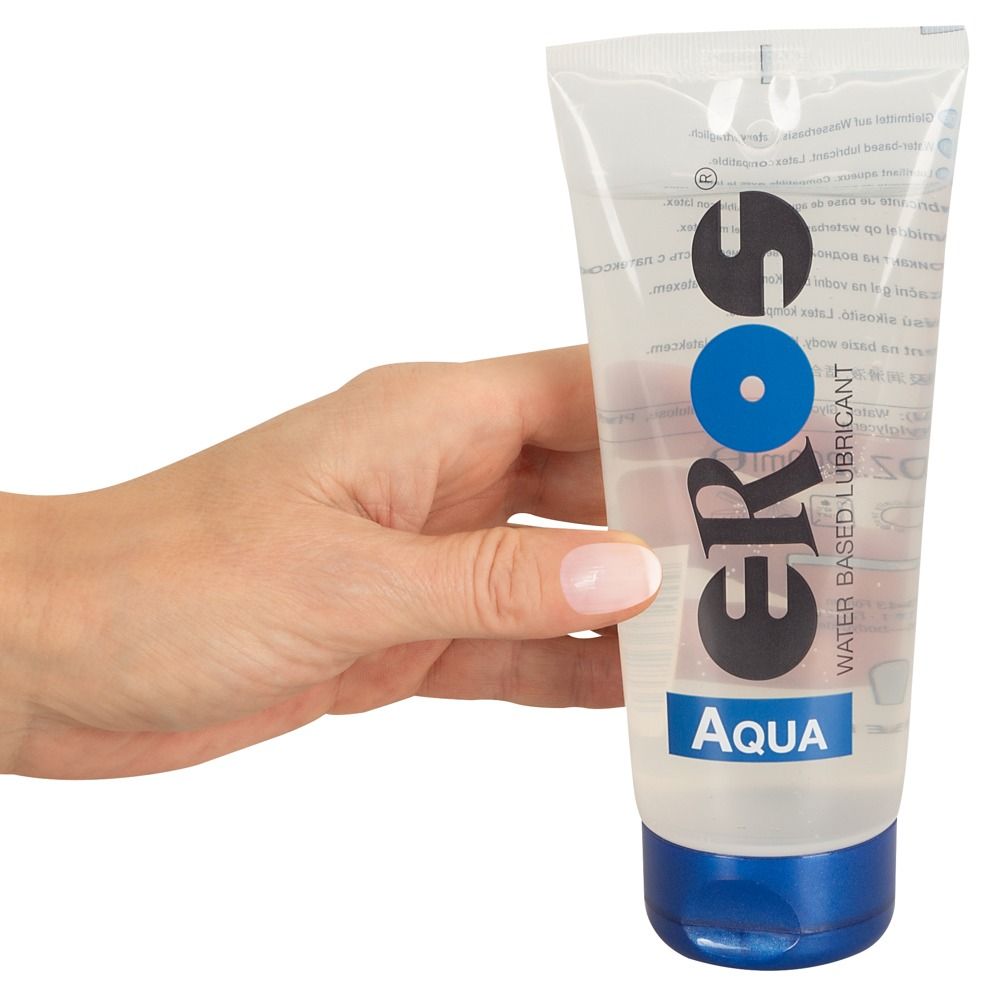 Hand houdt tube vast. Opschrift: EROS Aqua, glijmiddel op waterbasis. Blauwe dop.