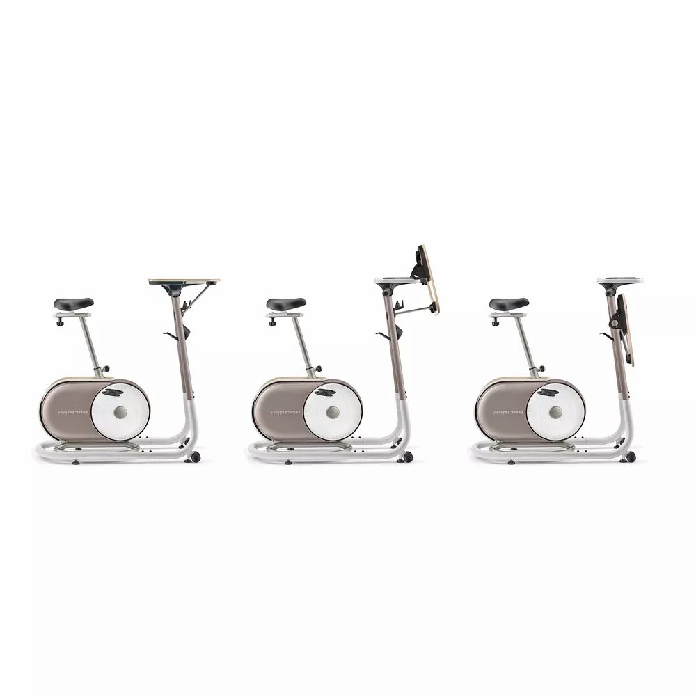 Trois home trainers côte à côte. Console aspect bois, selle grise, cadre blanc. Vue latérale.