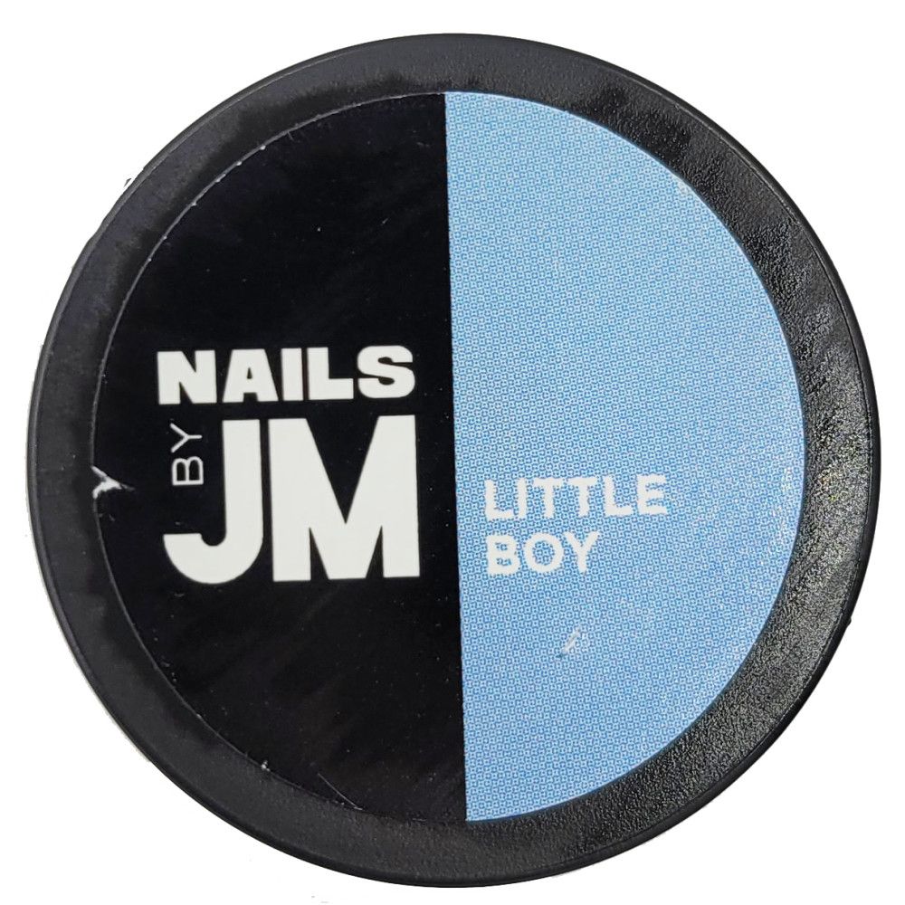 Contenant rond, divisé en noir et bleu clair. Sur le noir, "NAILS BY JM". Sur le bleu clair, "LITTLE BOY".