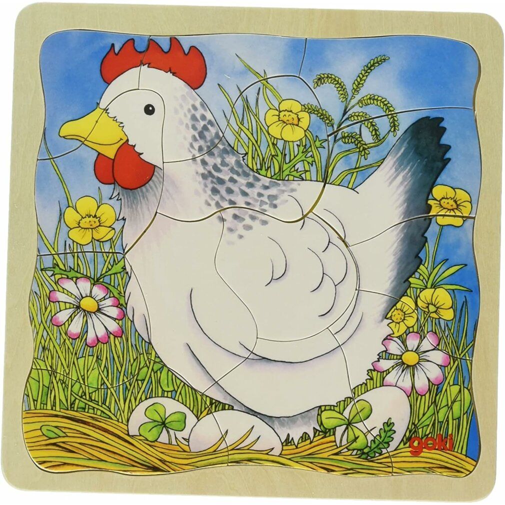 Houten puzzel met kippenmotief. Meerkleurige afbeelding van een kip met eieren en bloemen. Goki-logo rechtsonder.