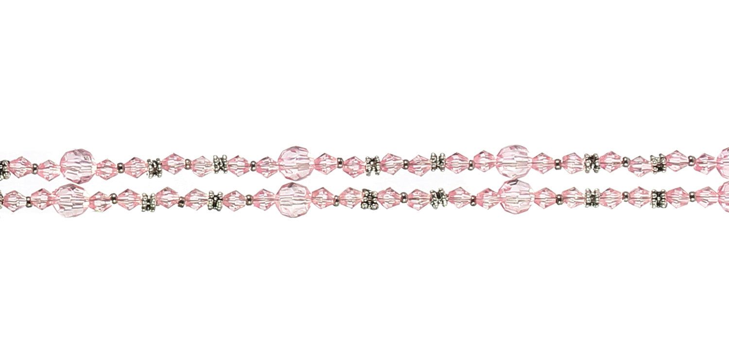 Close-up van roze brillenkoord met kralen en metalen accenten. Twee parallelle strengen.