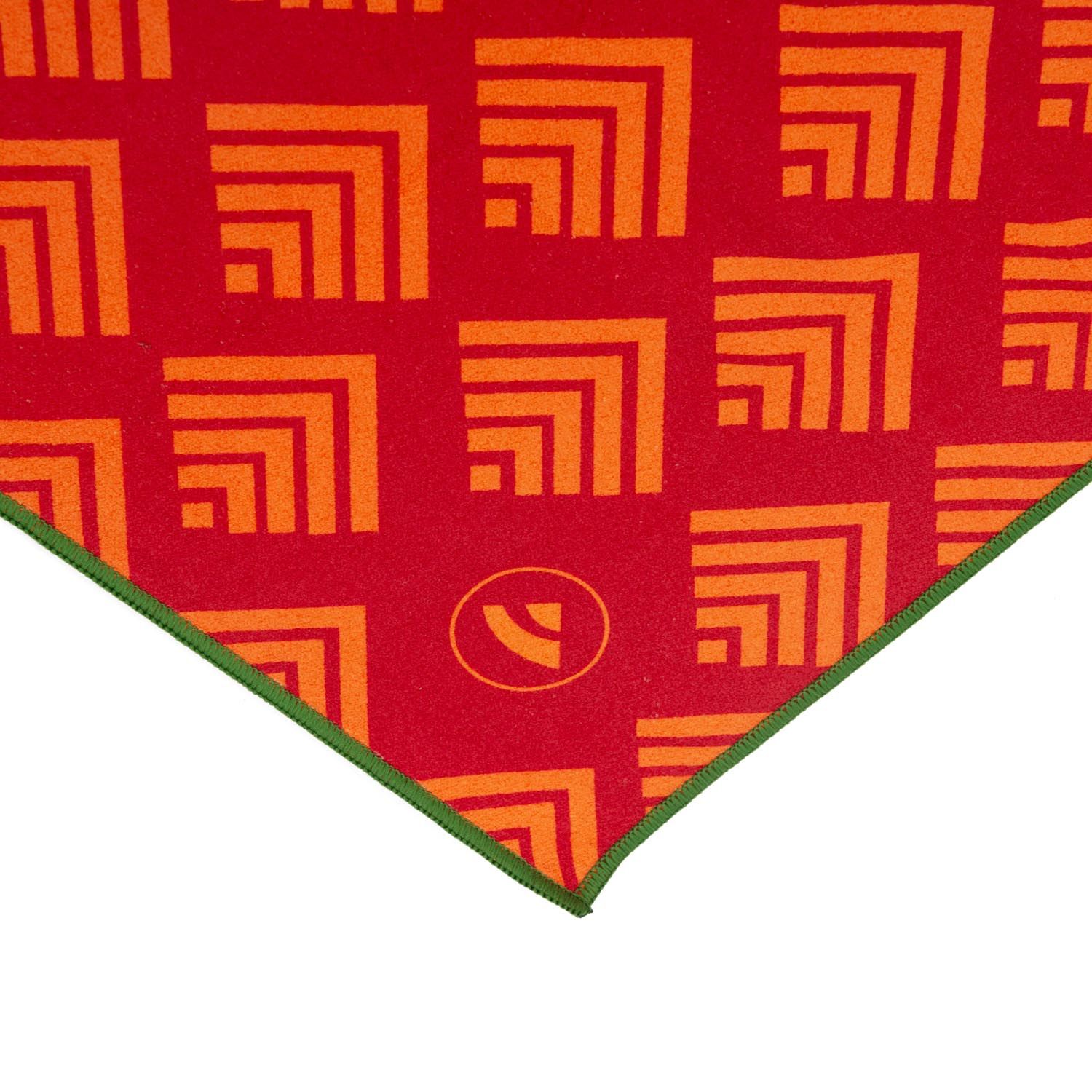 Serviette de yoga rot-gelb. Coin avec motifs géométriques et bordures vertes. Logo.
