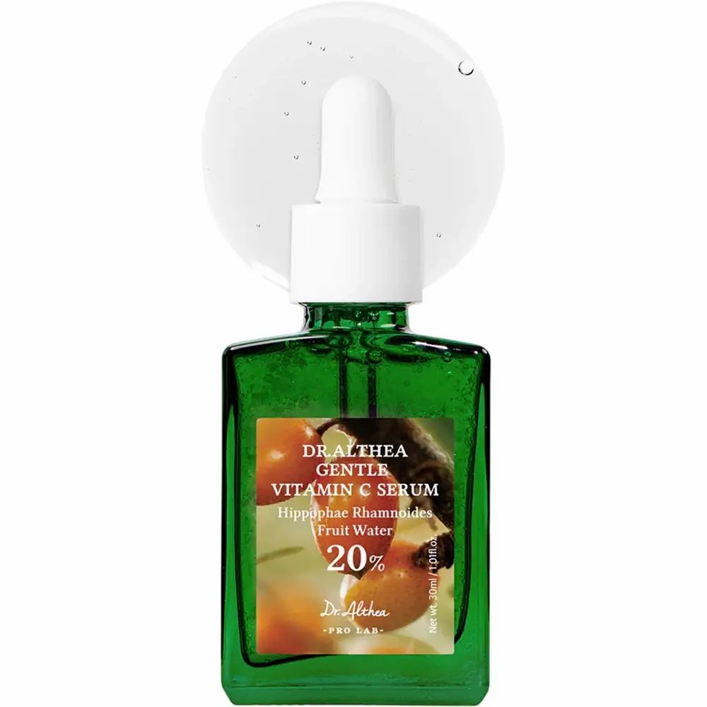 Flacon en verre vert avec bouchon blanc et pipette. Inscription : Dr. Althea Gentle Vitamin C Serum, 20%. Goutte de sérum.
