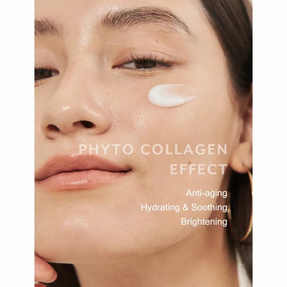 Gros plan d'un visage avec de la crème sur la peau. Texte : Phyto Collagen Effect, Anti-âge, Hydratant & Apaisant, Éclaircissant.