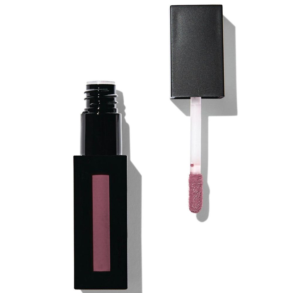 Tube de gloss noir avec bouchon ouvert et applicateur. L'applicateur montre un gloss rose.