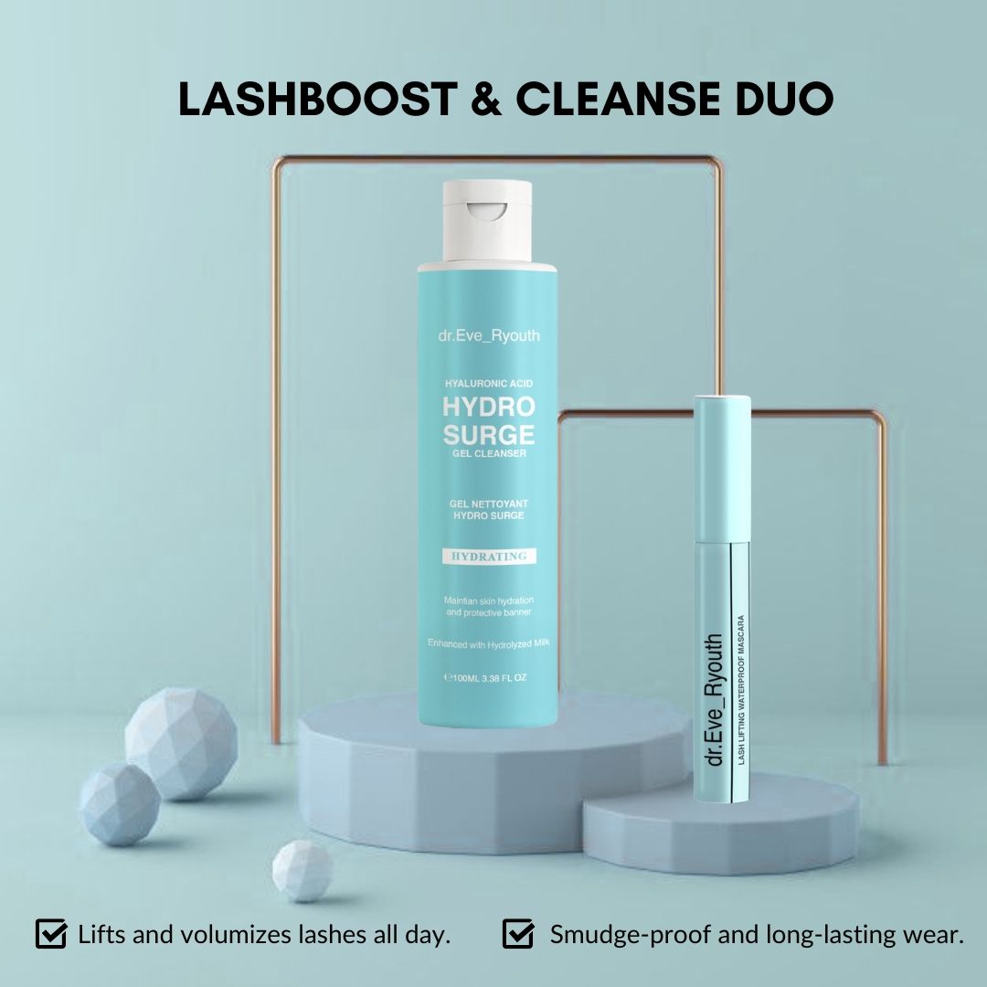 Twee cosmetische producten op sokkels. Blauwe fles met witte dop en mascara tube. Tekst: Hydro Surge, dr.Eve_Ryouth.