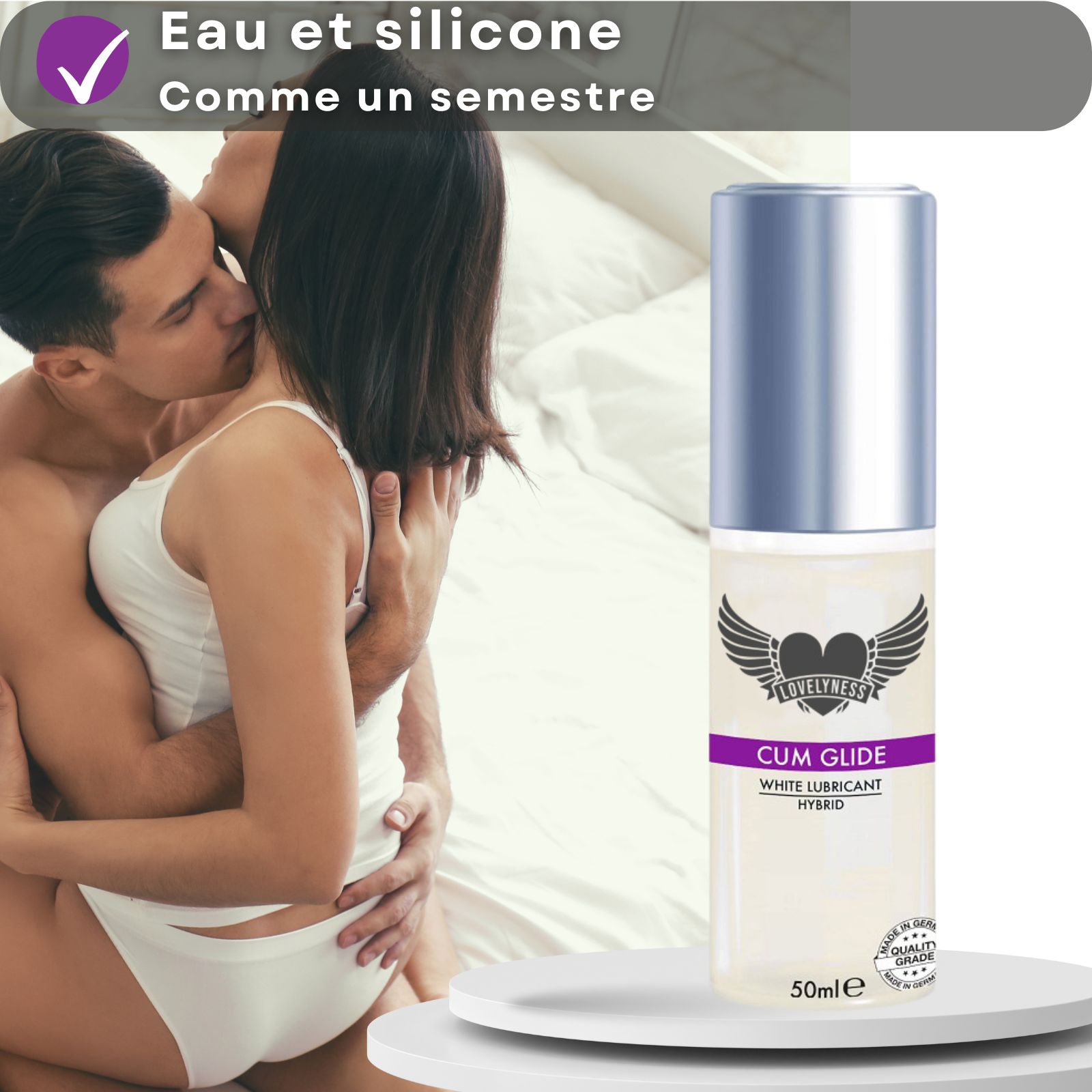 Flacon de gel lubrifiant CUM GLIDE. Arrière-plan: couple, encadré avec caractéristiques: eau/silicone, similaire au sperme.