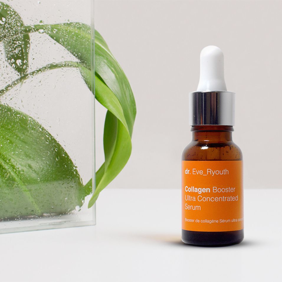 Dr. Eve_Ryouth collageenbooster serum naast groene bladeren in een glazen bak.