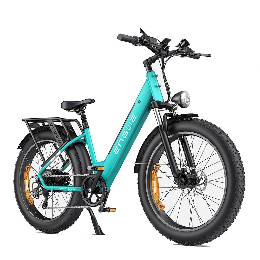 Vélo électrique turquoise avec pneus noirs et porte-bagages. Marque ENGWE. Phare avant et garde-boue.