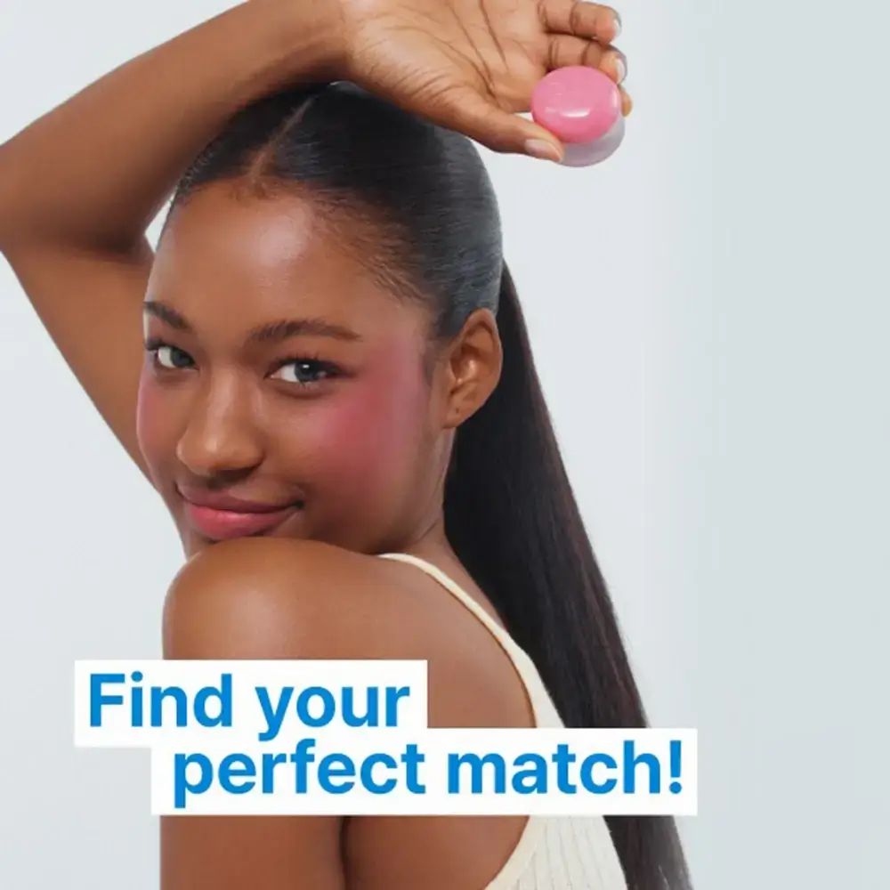 Vrouw met roze wangen. Houdt een FWEE Lip & Cheek Pot vast. Tekst: Find your perfect match!