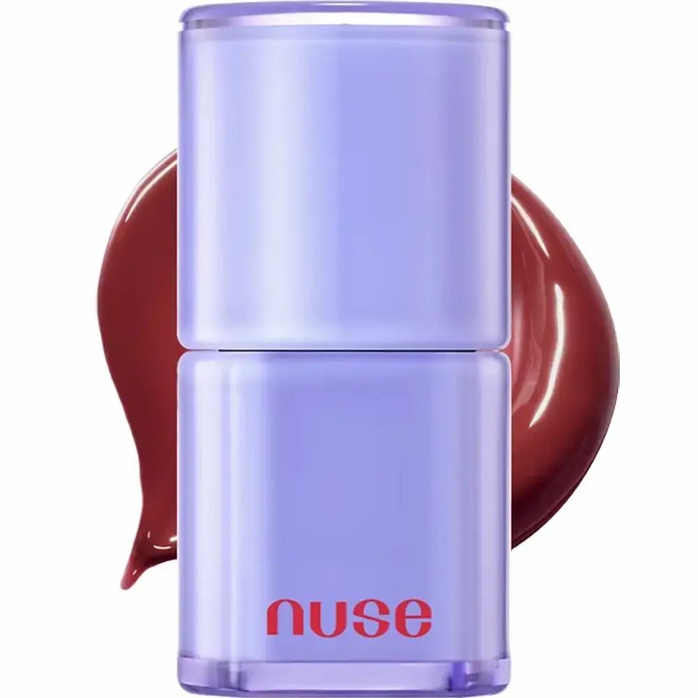 Paarse lipstickcontainer met rode lipstickveeg. Merk: nuse. De container is cilindrisch.