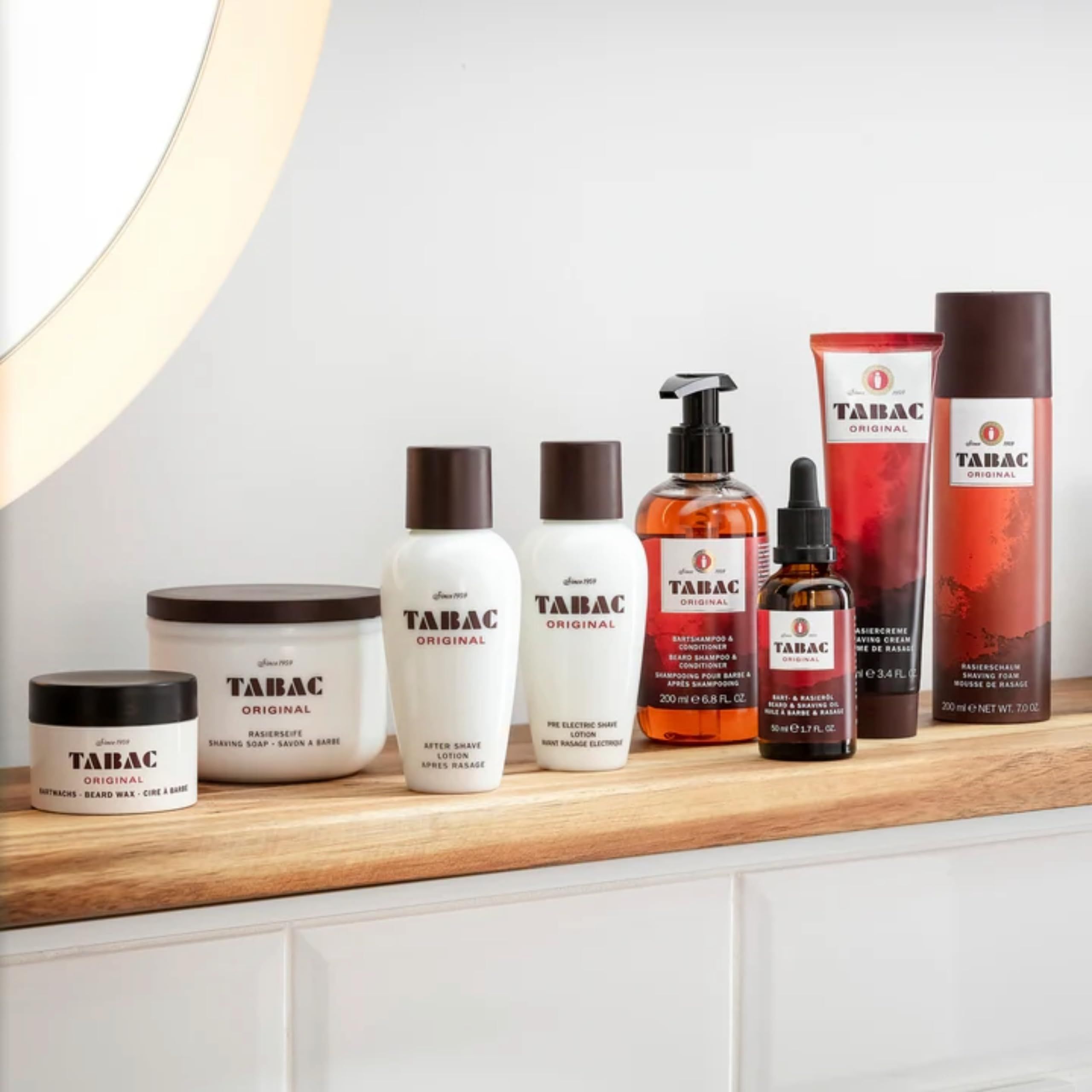 Divers produits de soins sur une étagère en bois. Produits avec des couvercles marron et des étiquettes blanches. Certains produits portent l'inscription "TABAC ORIGINAL".