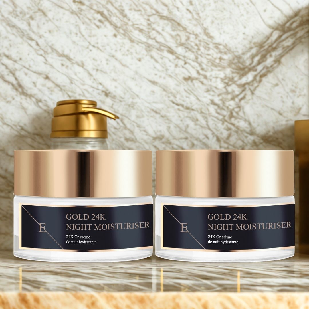 Deux pots avec couvercles dorés. Étiquettes noires avec texte: GOLD 24K NIGHT MOISTURISER. Logo "E". Sur étagère.
