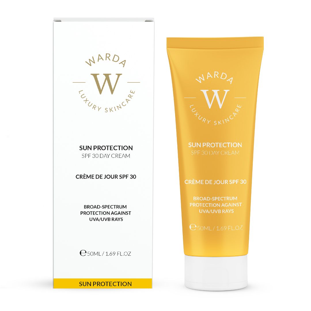 Gele tube en witte verpakking. Opschrift: Sun Protection SPF 30 Day Cream. Merk: Warda Luxury Skincare.