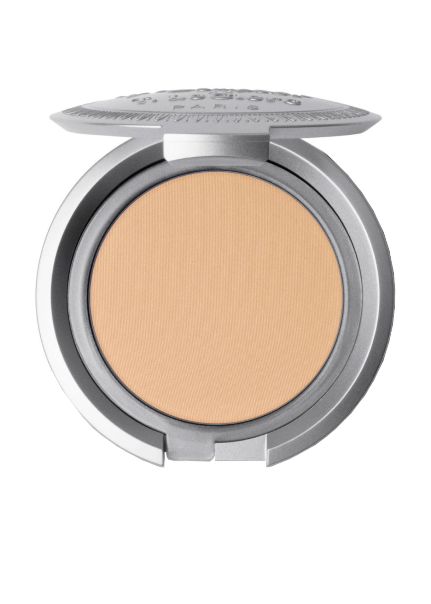 Compact poeder met lichte tint in zilverkleurige doos. Deksel open, product zichtbaar.