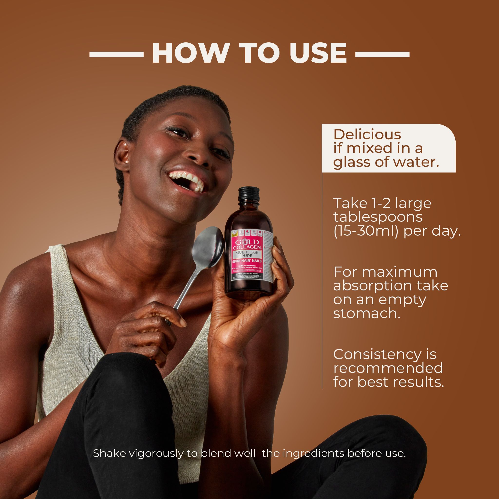 Femme tenant une bouteille de Gold Collagen Multidose Pure et une cuillère.