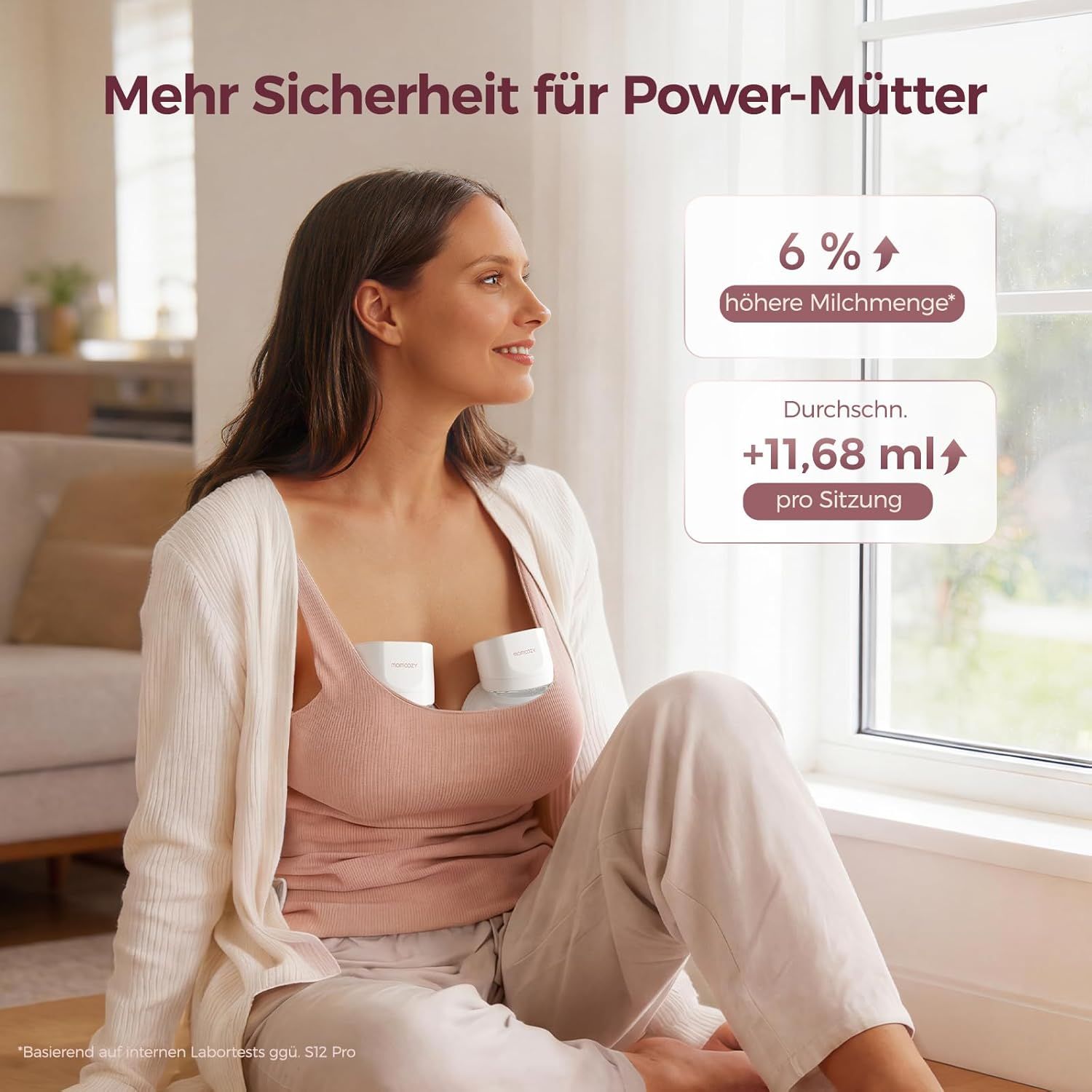 Femme avec deux tire-laits portables Momcozy, quantité de lait affichée.