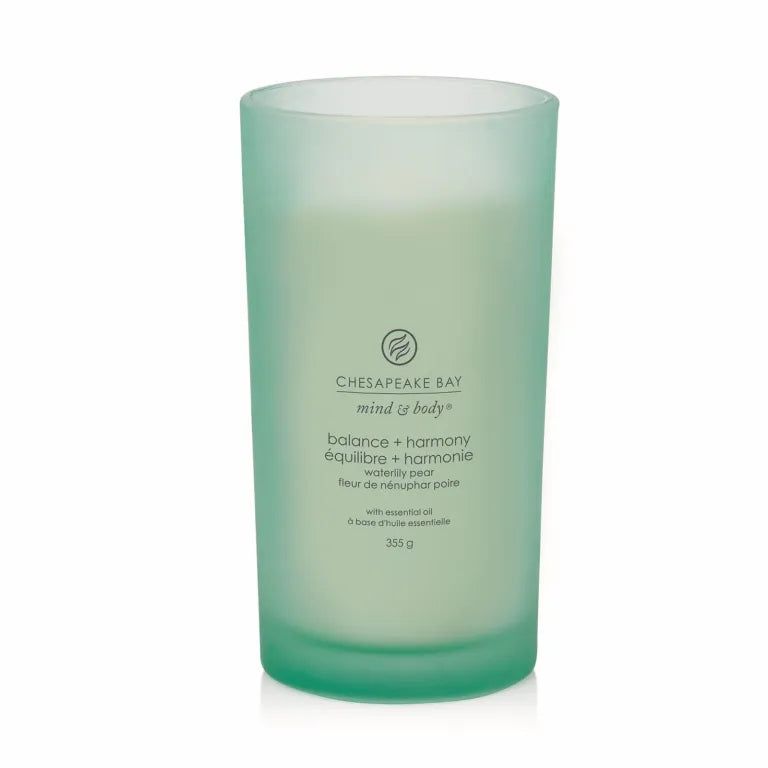 Bougie cylindrique verte. Inscriptions: Chesapeake Bay mind & body, balance + harmony, poire d'eau. 355 g.