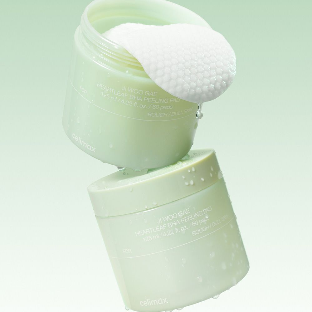 Twee op elkaar gestapelde containers met Celimax Heartleaf BHA Peeling Pads.