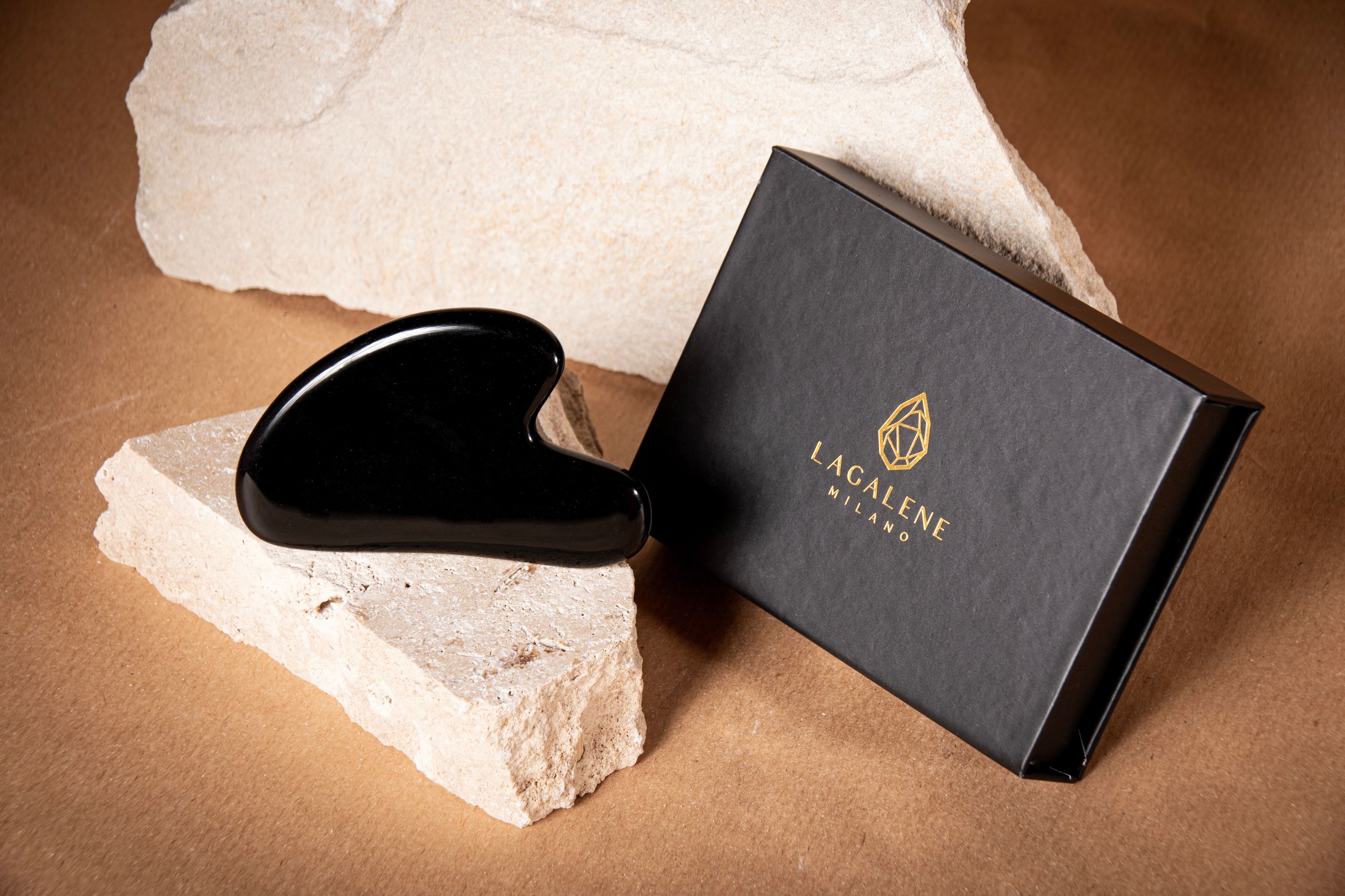 Pierre Gua Sha noire et boîte noire avec inscription dorée Lagalene Milano.