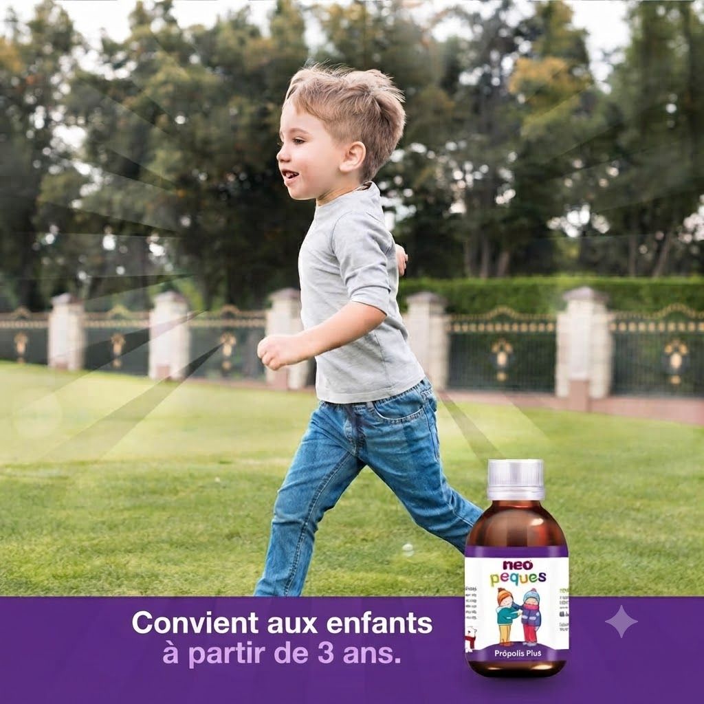 Un garçon court dehors. Une bouteille de Neo Peques Propolis Plus est à côté.