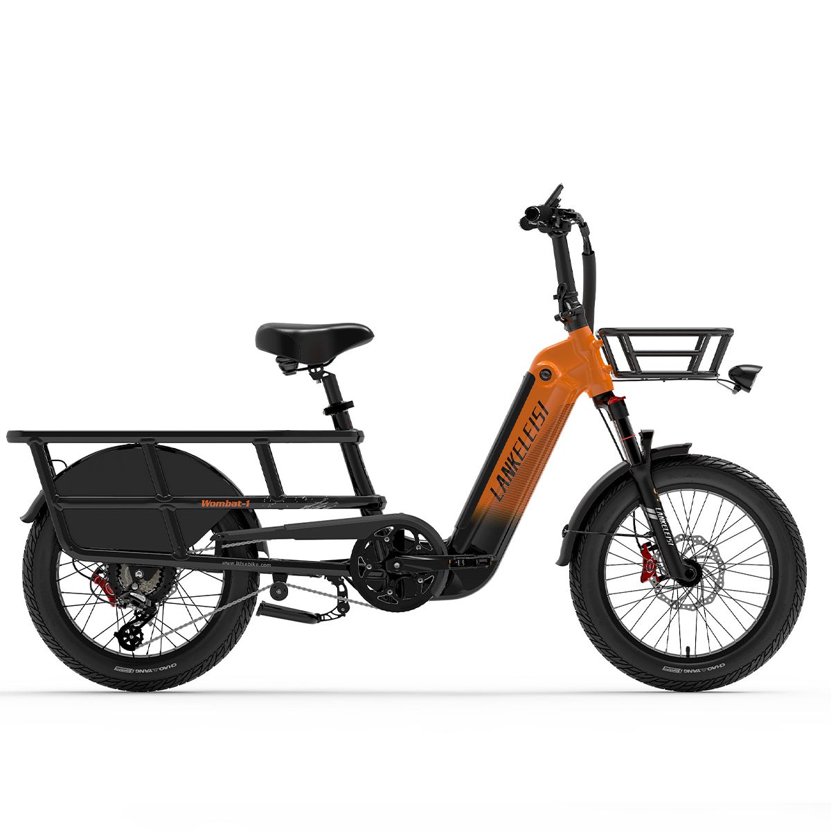 Oranje-zwarte elektrische bakfiets. Mand, bagagerek. Merk Lankeleisi. Schijfremmen. Zwarte banden. Zijaanzicht.