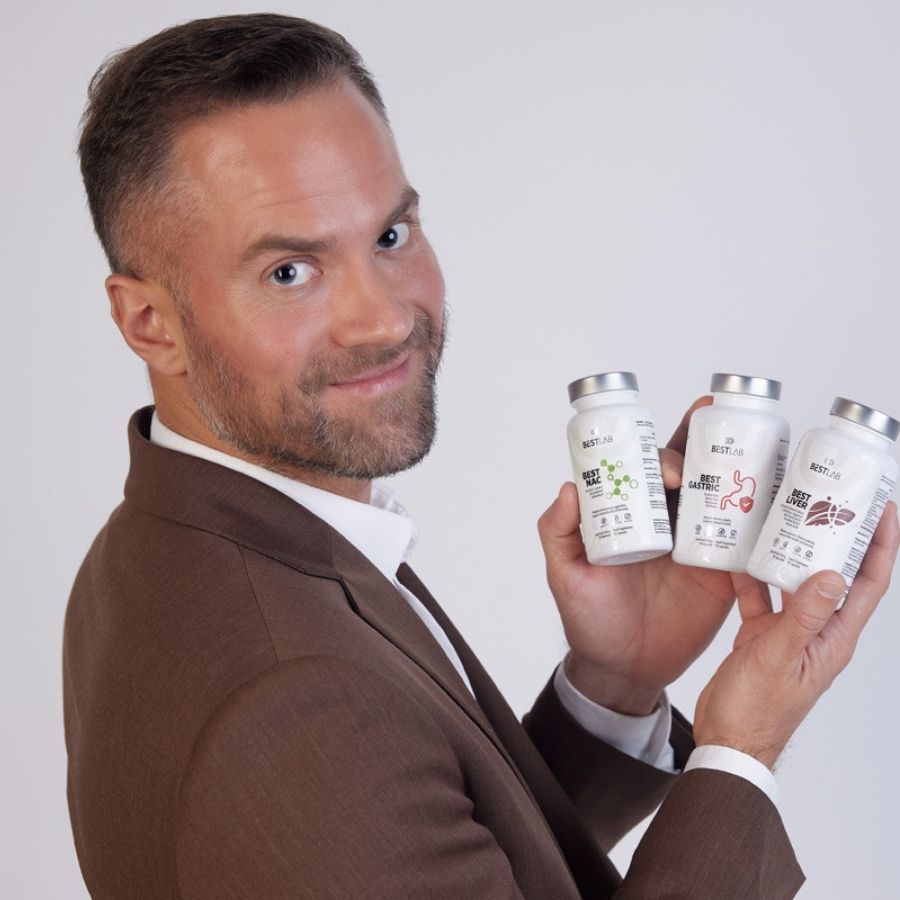 Homme tenant trois flacons BEST LAB NAC. Flacons avec différentes étiquettes.