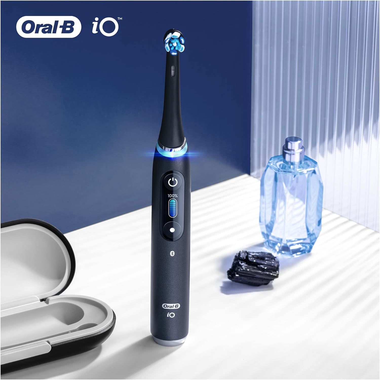 Brosse Oral-B iO avec des particules s'envolant des poils.