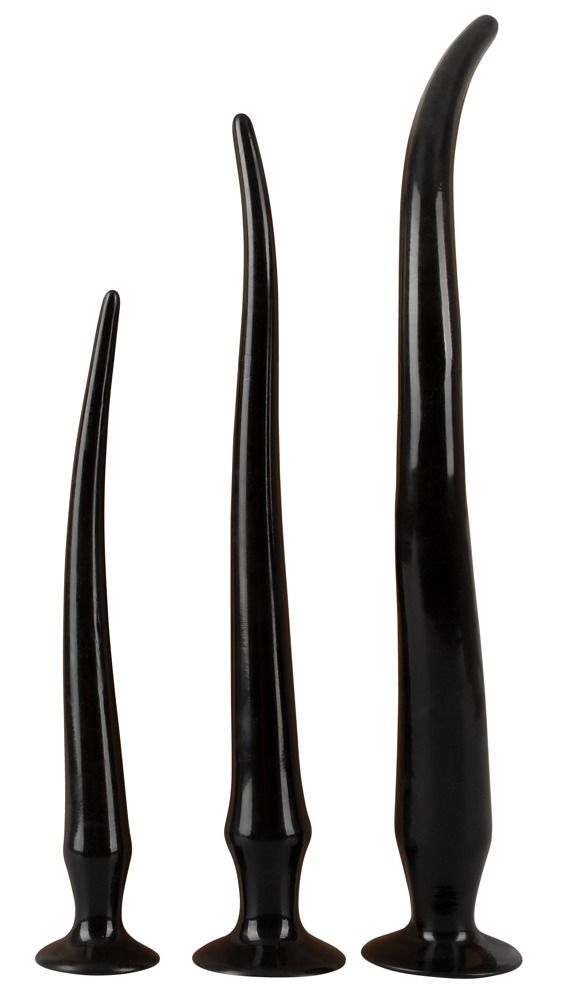 Drie zwarte, flexibele anale plugs van verschillende grootte naast elkaar.