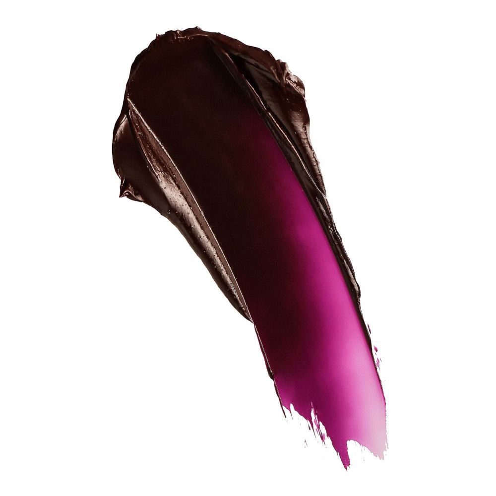 Donkerrode lipstick veeg met roze verloop. Glanzende textuur op witte achtergrond.