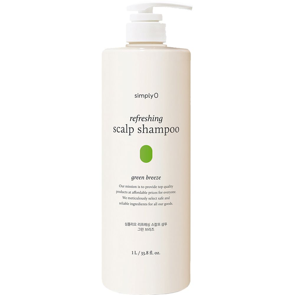 Witte shampoo fles met pomp. Opschrift: simplyO refreshing scalp shampoo green breeze. Groen logo. 1L/33.8 fl. oz.