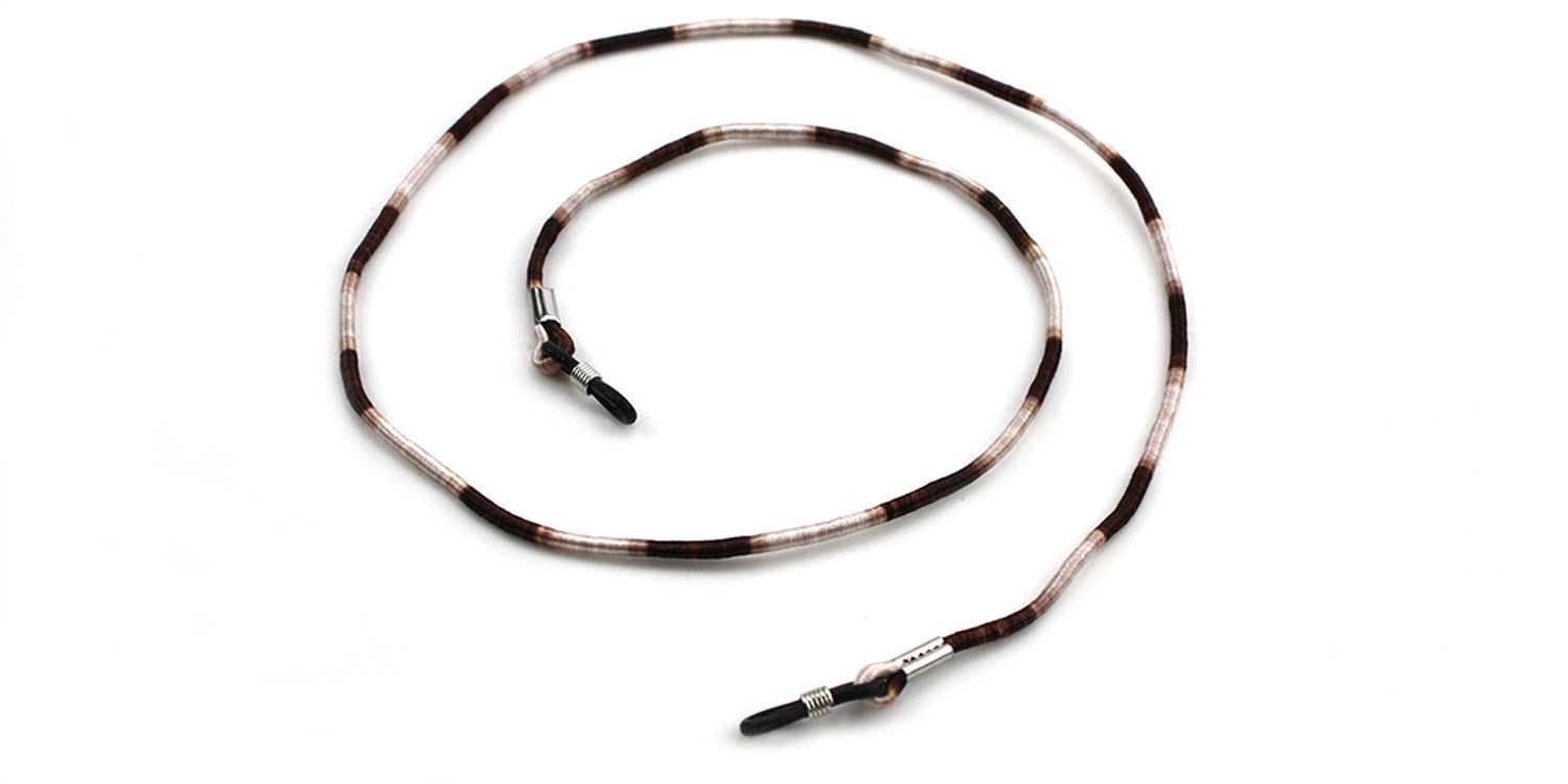 Cordon de lunettes blanc et marron rayé. Extrémités avec boucles noires. Anneaux métalliques.