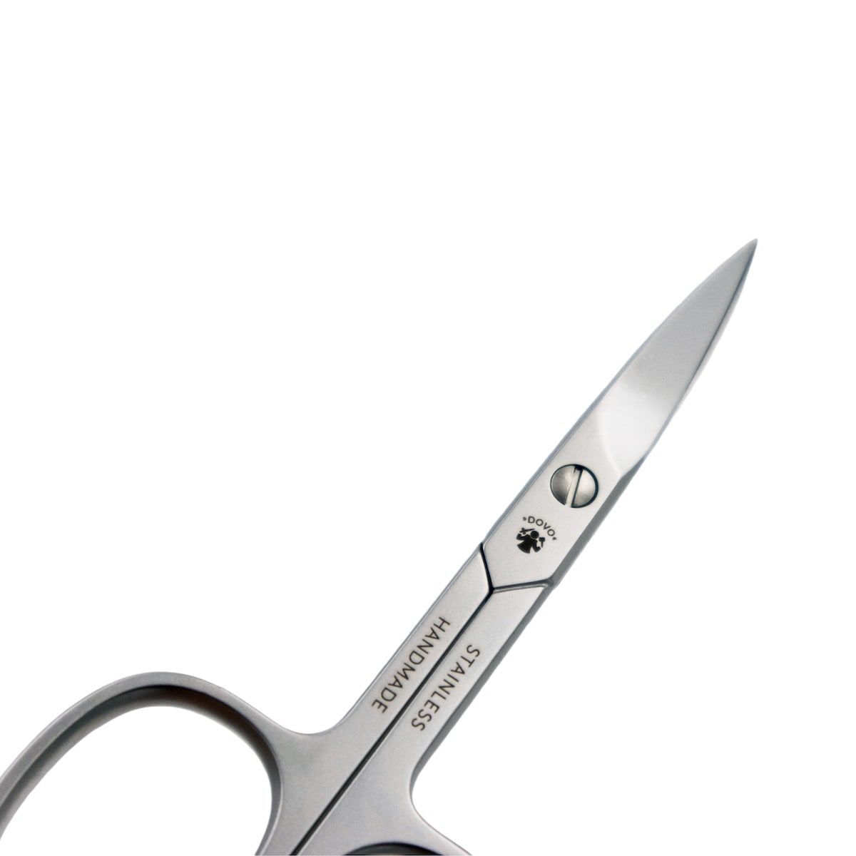 Roestvrijstalen nagelschaar. Opschrift: HANDMADE, STAINLESS. Logo. Close-up, witte achtergrond.