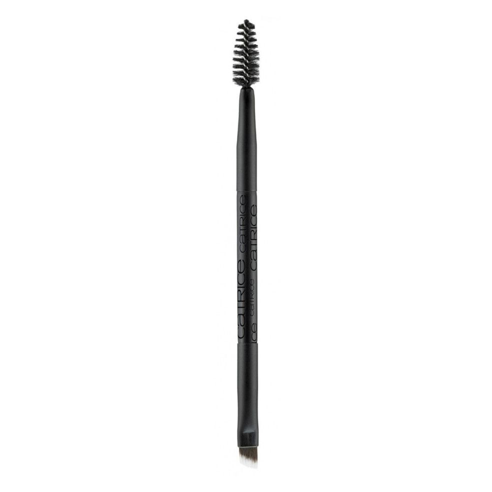 Pinceau à sourcils double. Une extrémité avec brosse, l'autre avec pinceau biseauté. Manche noir avec logo de la marque.