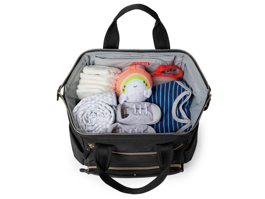 Zwarte luiertas, open, gevuld met babyartikelen: luiers, speelgoed, kleding, fles.