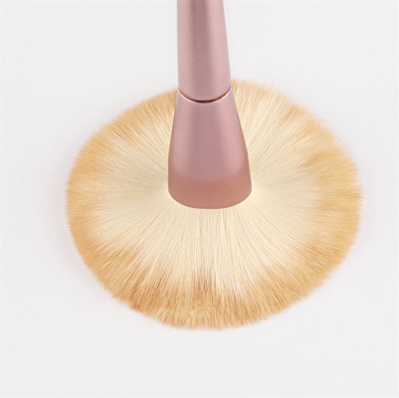 Make-up kwast met roze handvat en lichte borstelharen. Op witte achtergrond. Grote, ronde vorm.