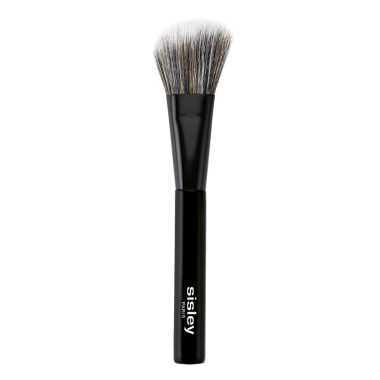 Pinceau blush angulaire noir avec poils clairs. Logo Sisley sur le manche.