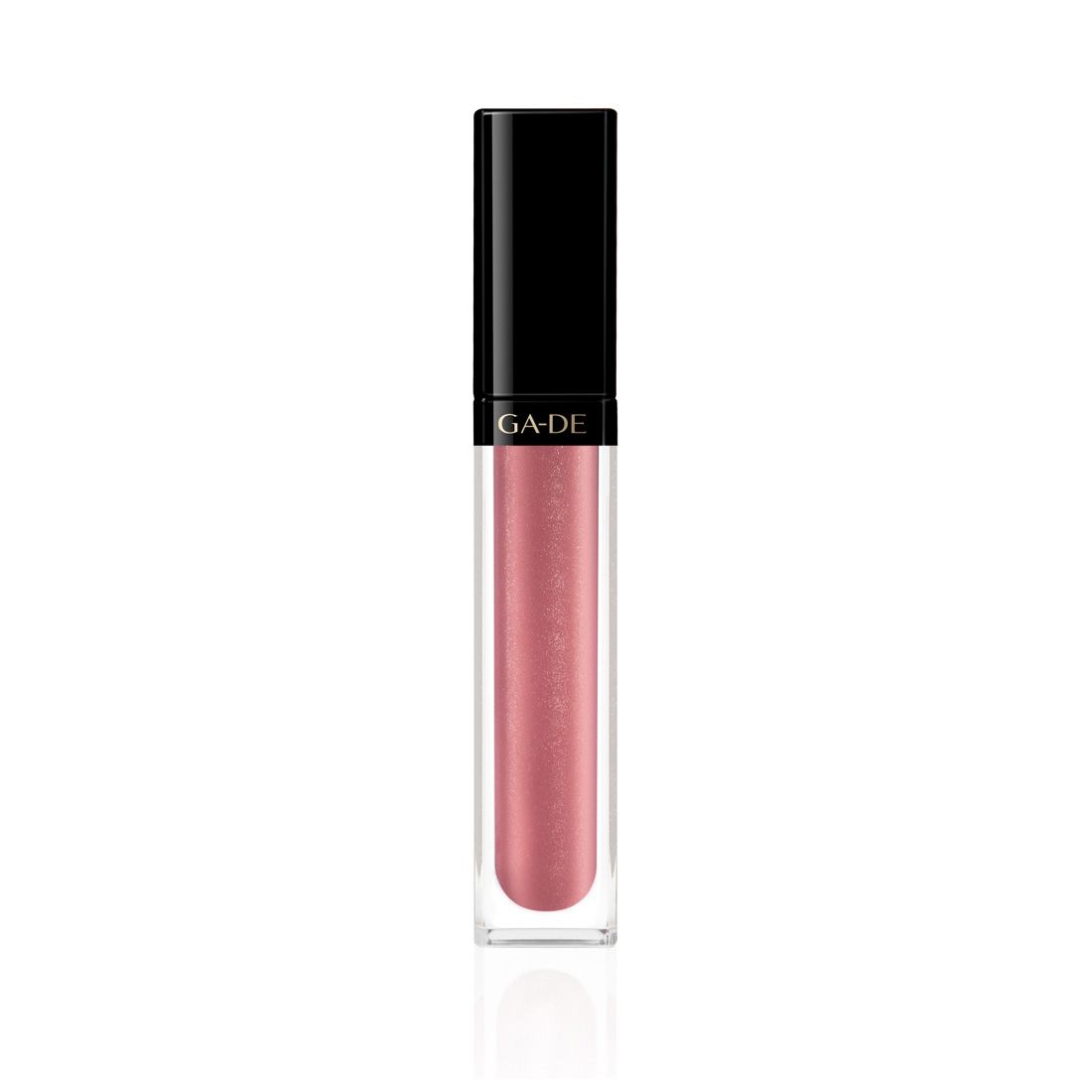 Lipgloss met zwarte dop. De transparante houder bevat een roze vloeistof. De merknaam GA-DE staat op de dop.