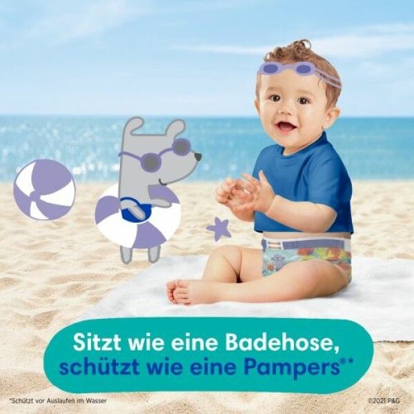 Enfant sur la plage avec une couche de bain. Chien de dessin animé avec bouée. Texte : S'adapte comme un maillot de bain, protège comme un Pampers.